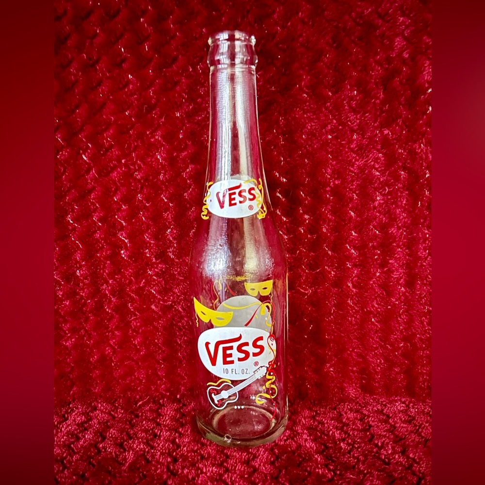 Vintage VESS clear soda pop beverage bottle, 10 ounce